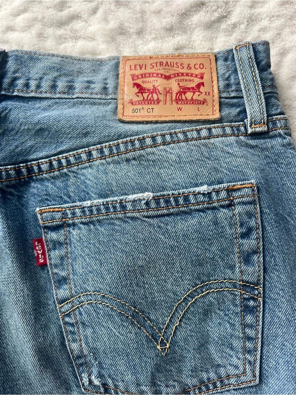 Levi’s Distressed SlimFit Jeans Women’s 27x32 Light Wash Ripped Denim Frayed Hem - Picture 11 of 11